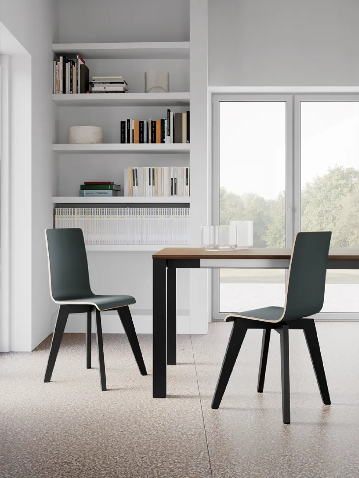Sedia Kelly con struttura in legno e seduta in multistrato rivestito in Fenix di Arredo3