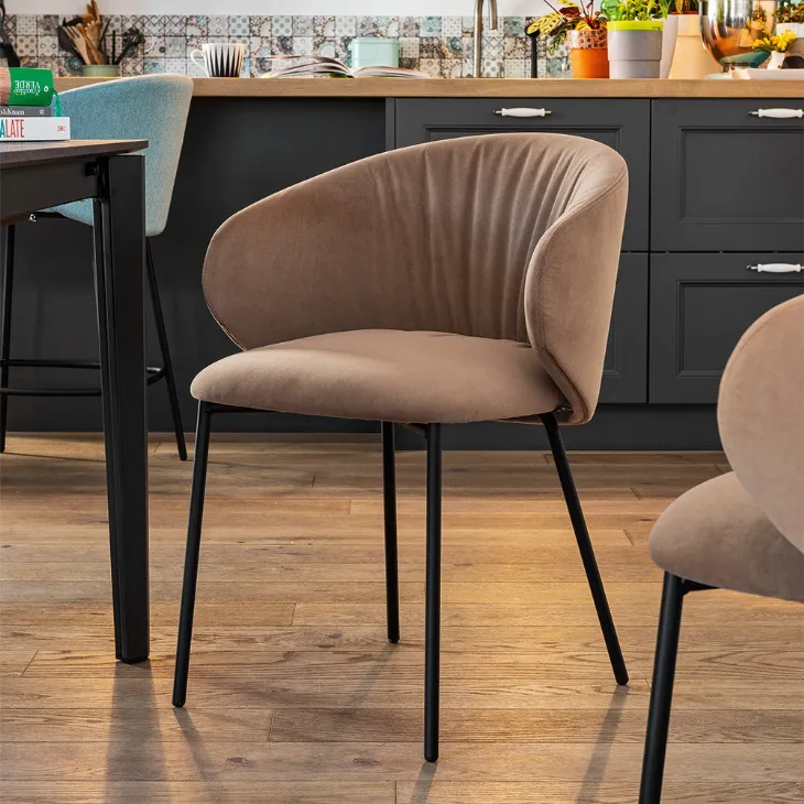 Sedia in tessuto con gambe in legno di frassino laccato grafite Tuka Soft di Connubia