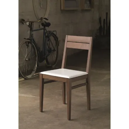 Sedia in ecopelle senza braccioli con gambe in legno Alexia di Tonin Casa