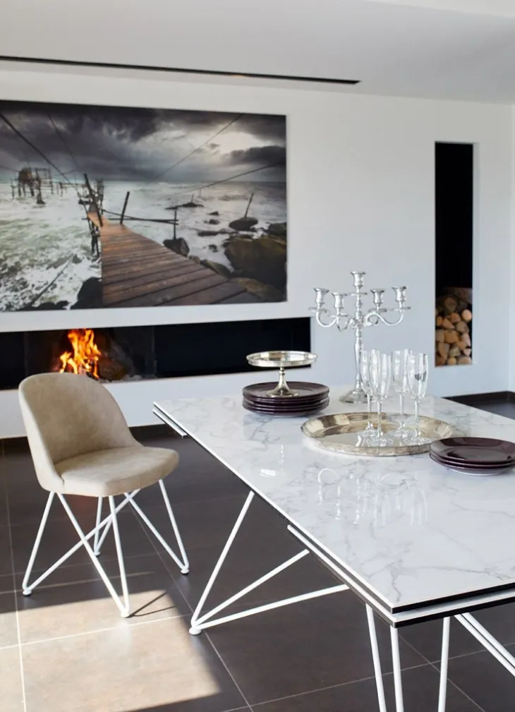 Tavolo Atlante di Friulsedie in vetro che ricorda il marmo