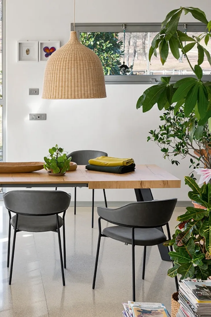 Tavolo allungabile in legno di faggio con top in nobilitato rovere naturale Bold di Connubia