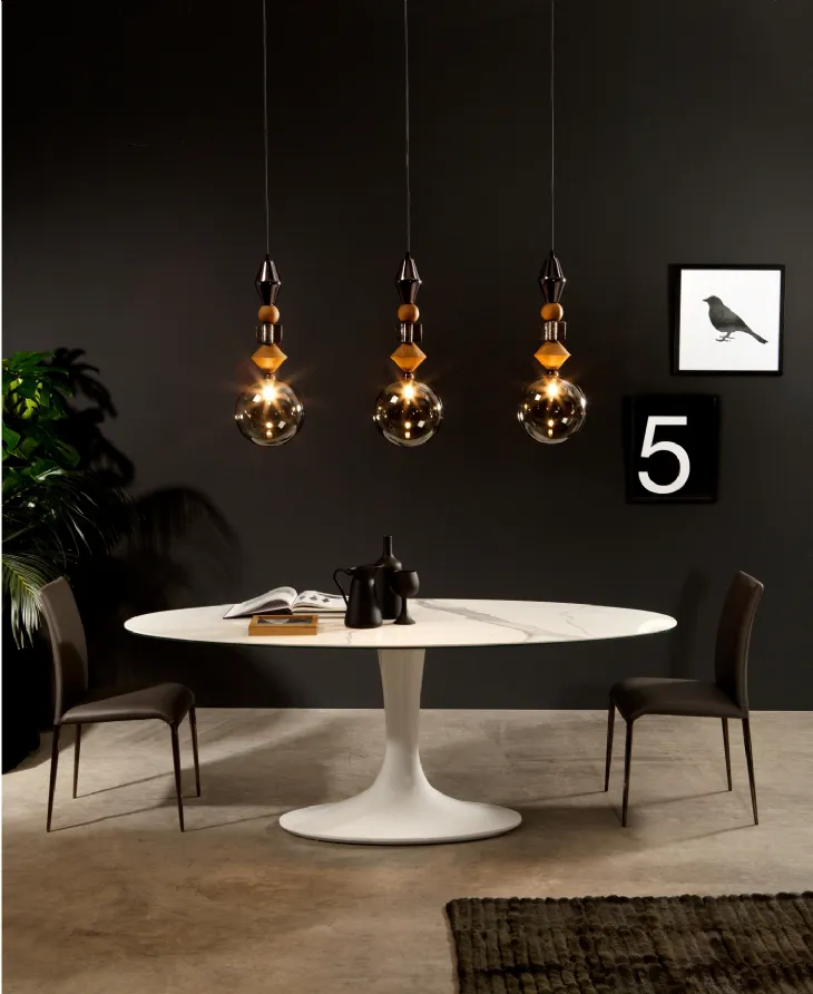 Tavolo con piano in gres porcellanato e base a stelo Imperial di Tonin Casa