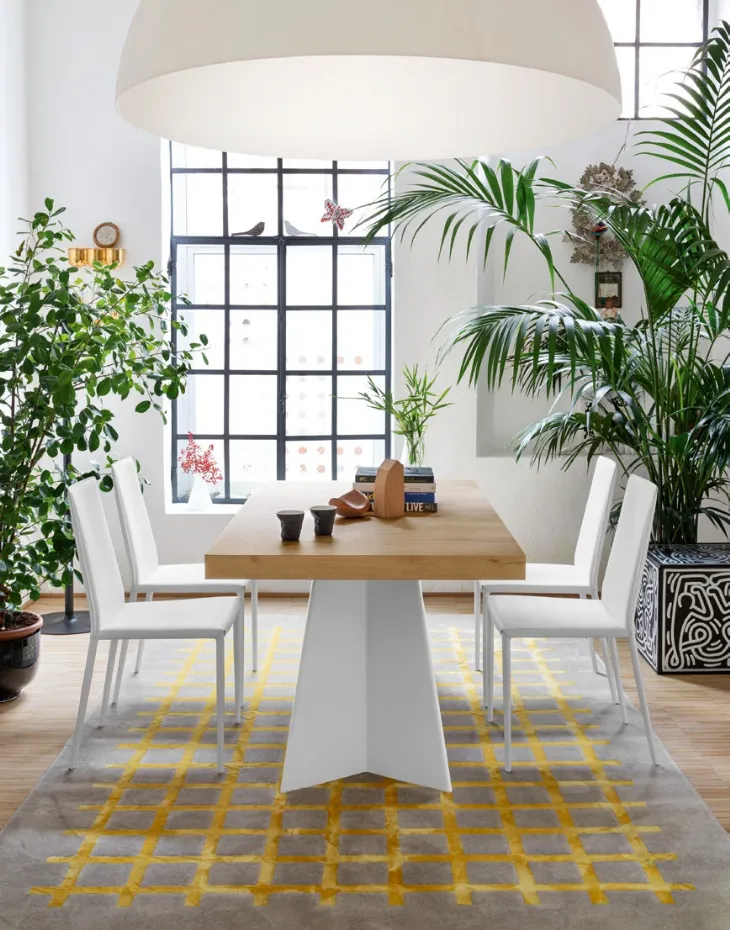 Tavolo allungabile in nobilitato rovere naturale con base in metallo bianco opaco Wings di Connubia
