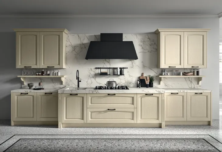 Cucina Classica lineare in legno di Frassino finitura decapè Avorio e top in Dekton effetto marmo Emma di Arredo3