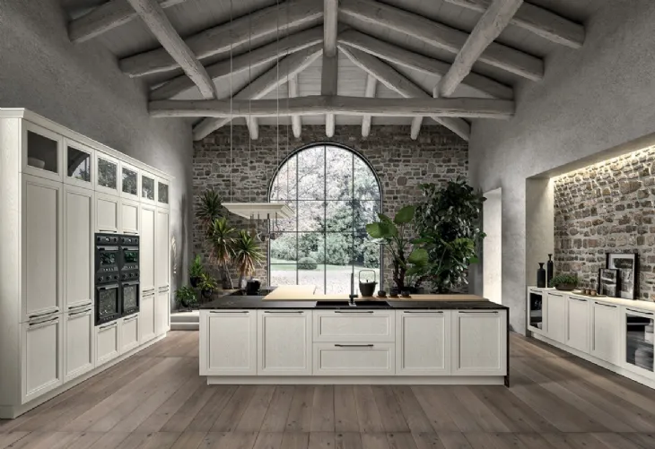 Cucina Classica angolare in legno di Frassino finitura decapè Carrara e top in Dekton e Rovere Opera di Arredo3